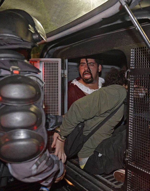 Enkele protestanten worden gearresteerd.