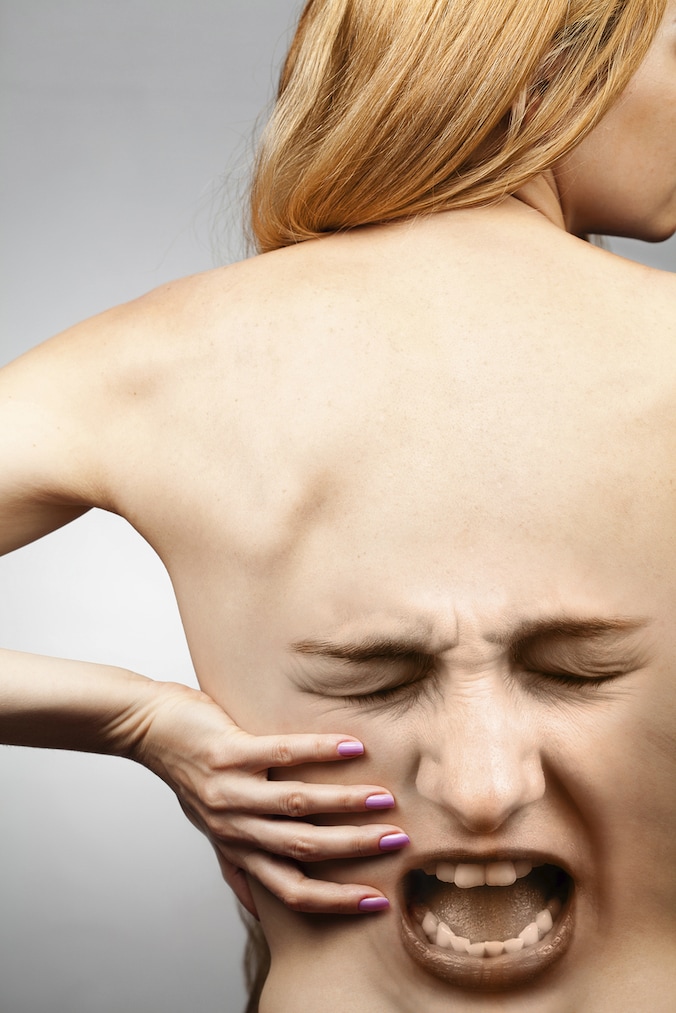Pijn bij fibromyalgie vooral gericht op nek, schouders, lage rug, bekken en knieën.