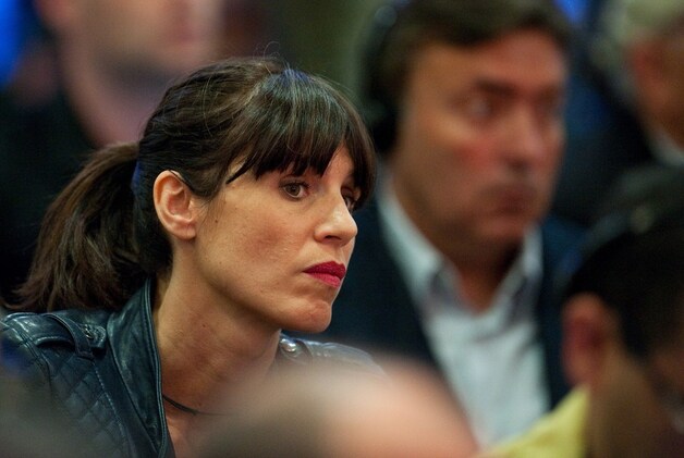 Cristina Guardiola luistert aandachtig naar wat haar man Pep te vertellen heeft.