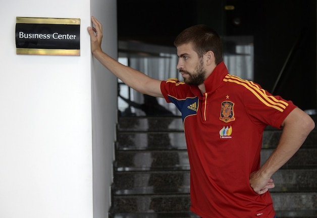 Gerard Piqué bij het hotel in Recife.