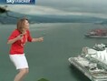 Het moment waarop weervrouw Kristi Gordon bovenaan in beeld een gigantische spin ontdekt.