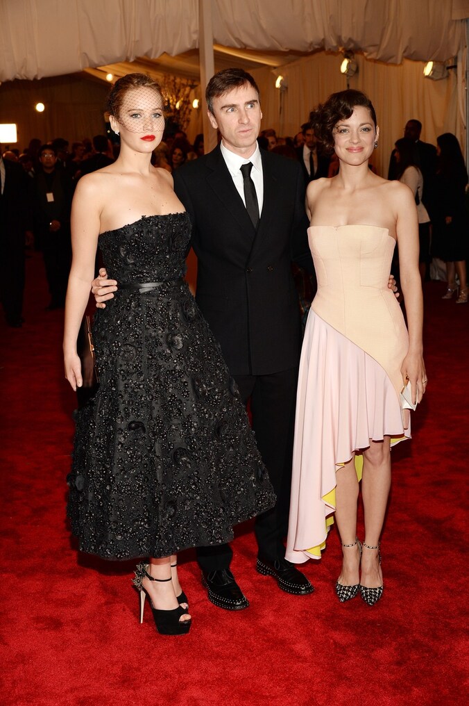 Jennifer Lawrence, Raf Simons en Marion Cotillard samen op het Met Gala.