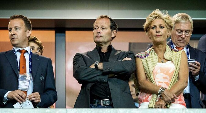 Danny Blind en zijn vrouw Yvonne op de tribune bij het EK van Jong Oranje in Israël.