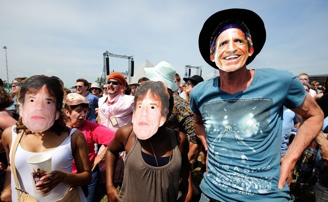 Stones-fans dragen maskers van Keith Richards en Mick Jagger.