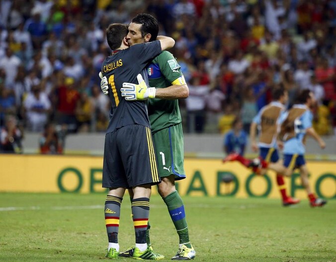 De andere Spanjaarden lopen naar Jesus Navas, die de winnende elfmeter had omgezet, Casillas neemt zijn tijd om van Buffon afscheid te nemen.