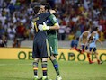 De andere Spanjaarden lopen naar Jesus Navas, die de winnende elfmeter had omgezet, Casillas neemt zijn tijd om van Buffon afscheid te nemen.