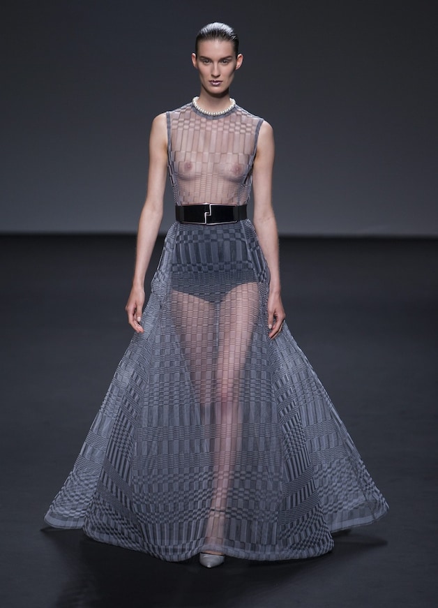Een van de modellen op de catwalkshow van Dior gisteren.