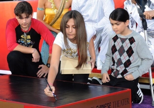 Paris Jackson (midden).