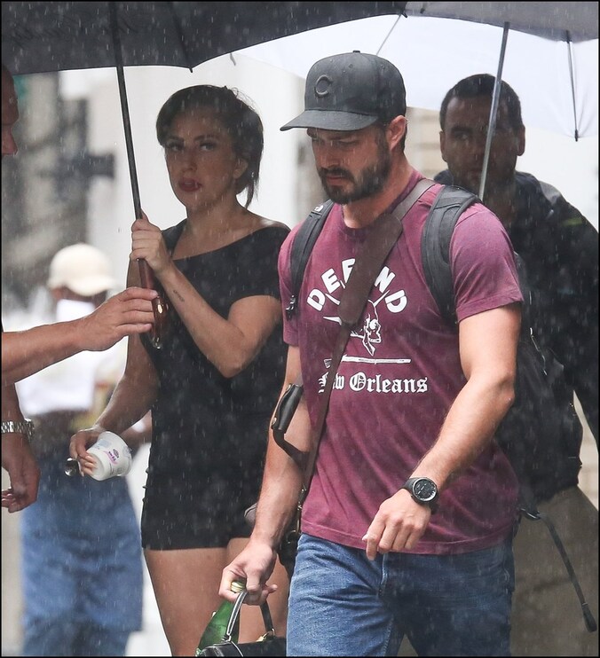 Lady Gaga en haar vriendje Taylor Kinney in de New Yorkse regen.