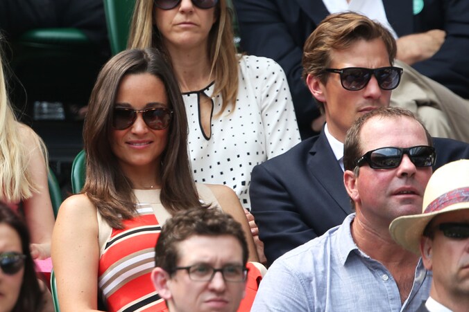 Pippa met haar vriendje (R) in de tribunes van Wimbledon.