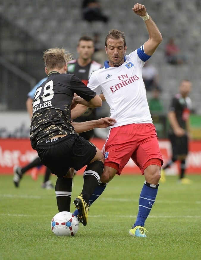 Rafael van der Vaart tijdens een oefenduel met HSV vorige week.