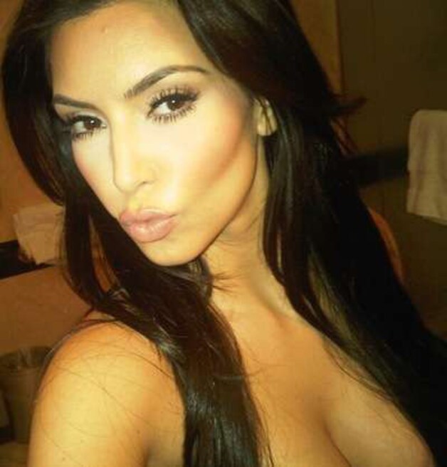 Kim Kardashian trekt regelmatig een foto van zichzelf in een sexy pose.
