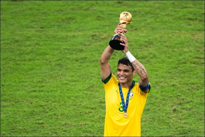 Thiago Silva pronkt met de Confederations Cup die hij onlangs in eigen land won.