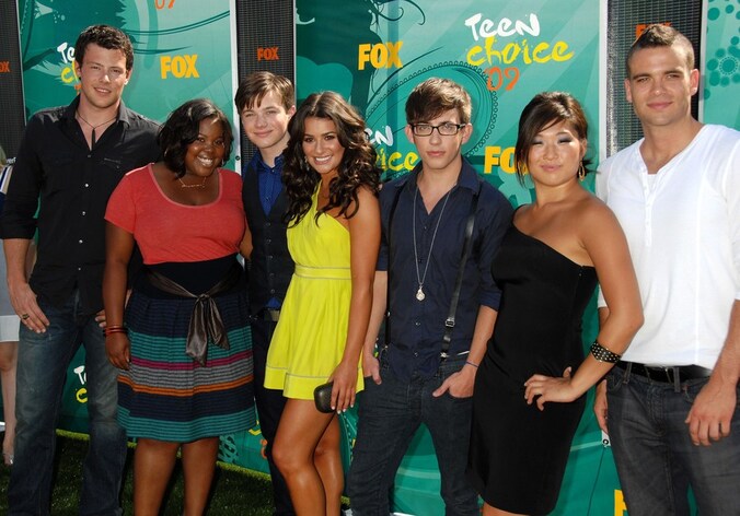 Leden van de 'Glee'-cast met Cory Monteith uiterst links.