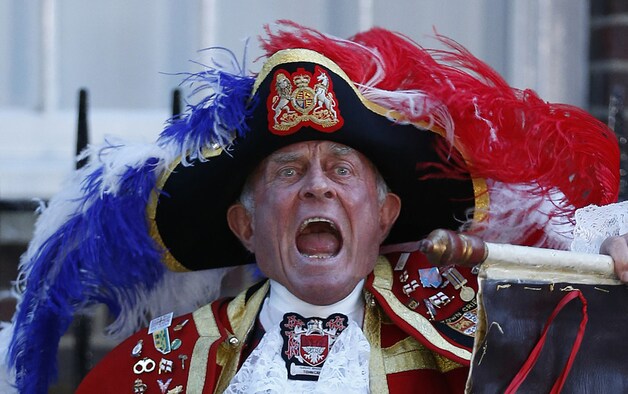 Pizza! Terwijl een town crier (belleman) aan de kliniek de koninklijke geboorte uitschreeuwde, zaten William en Kate aan de pizza.
