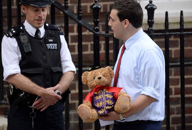 Een teddybeer met een cape wordt afgeleverd bij het St Mary's Hospital, waar Kate en haar baby verblijven