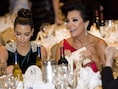 Moeder Kris Jenner (rechts), samen met dochter Kim Kardashian aan tafel.