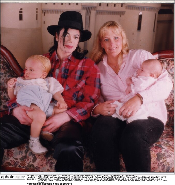 Jackson en zijn toenmalige vrouw Debbie Rowe in 1998 met Paris en Prince.