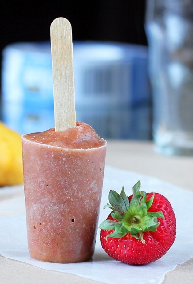 Aardbeismoothie-ijsjes
