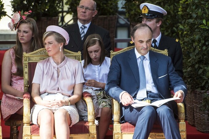 Prinses Astrid en prins Lorenz tijdens de militaire parade ter gelegenheid van haar broer Filips troonsbestijging.