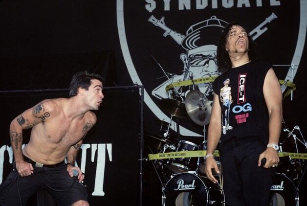 Ice-T (rechts) op het podium met Henry Rollins.