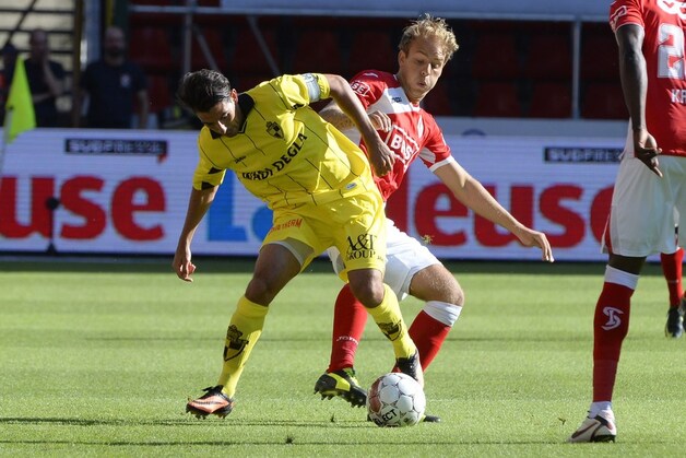 Losada, hier in duel met Buyens, heeft het lastig tegen Standard