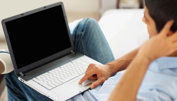 Archiefbeeld van een man achter de computer.