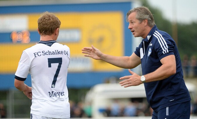 Jens Keller geeft aanwijzingen aan Max Meyer.