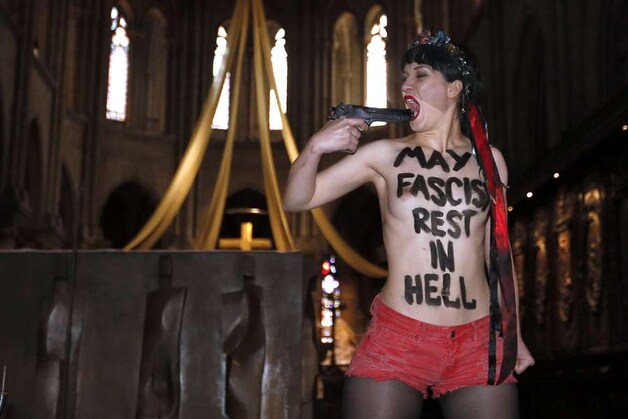 Een Femen-activiste in Parijs.