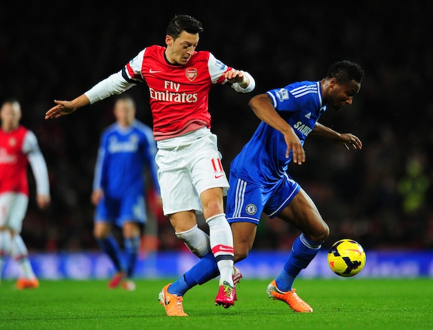 Özil in duel met Mikel.