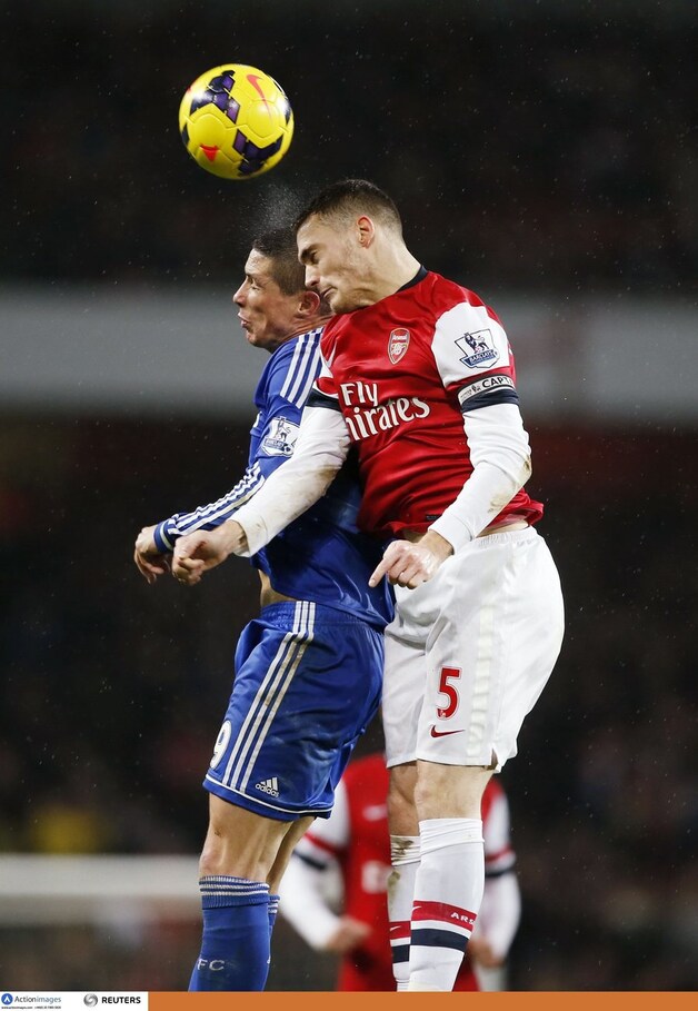 Vermaelen in een stevig kopduel met Torres.