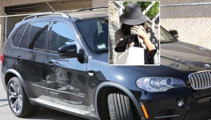 De BMW liep schade op aan de zijkant. Selena Gomez (inzet) hoopte dat niemand haar zou zien.