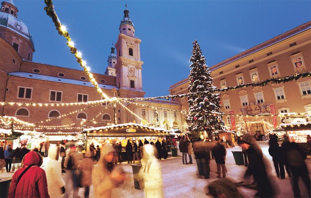 De kerstmarkt op het plein voor de kathedraal van Salzburg.