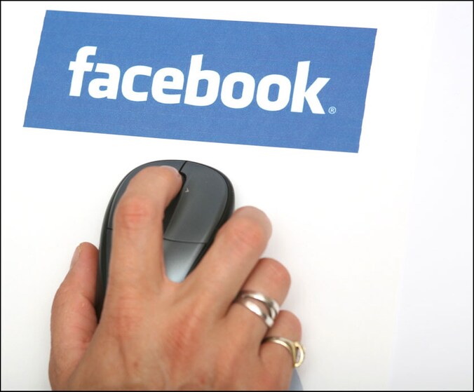 De moeder van een meisje las een Facebookbericht van de leraar en stapte naar de politie.