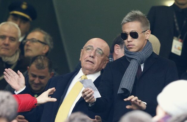 Galliani staat zijn nieuwste aanwinst Honda met raad en daad bij in de tribunes