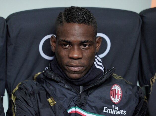 Balotelli zit op de bank