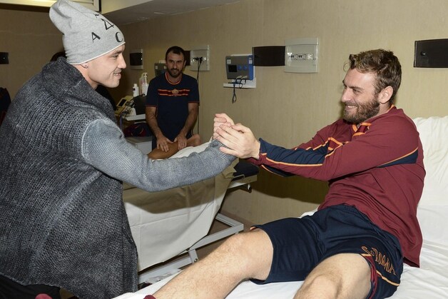 Nainggolan verwelkomt door Daniele De Rossi.