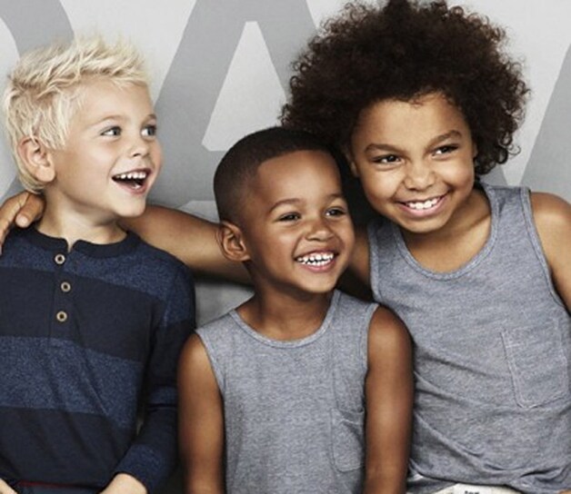 Jongens showen de Mini-Mecollectie van H&M.