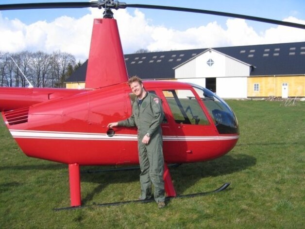 Helikopterpiloot Morten Hauerbach bij een van de toestellen waarin hij vliegt