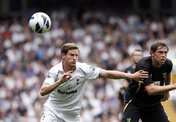 Grant Holt (rechts) in duel met Jan Vertonghen.