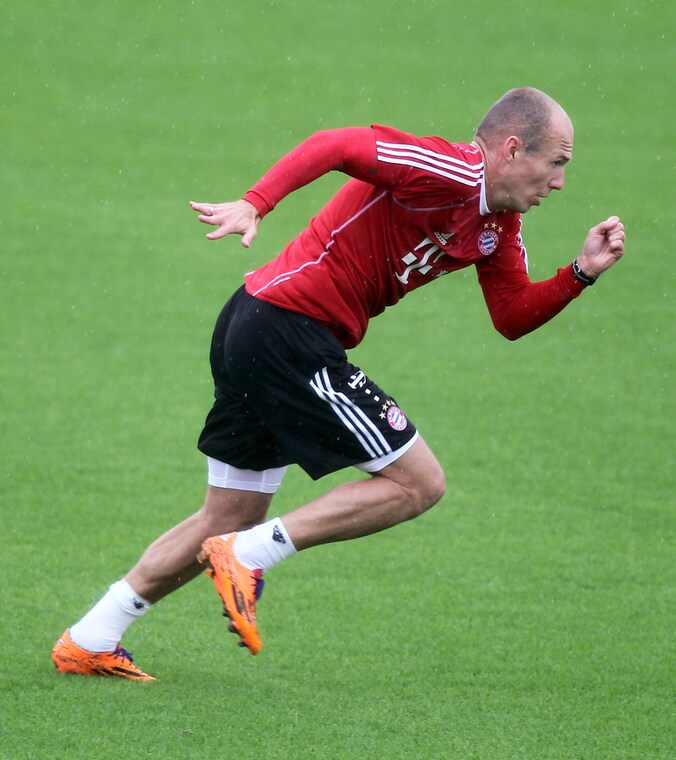 Arjen Robben zet aan voor een sprint op de training van Bayern.
