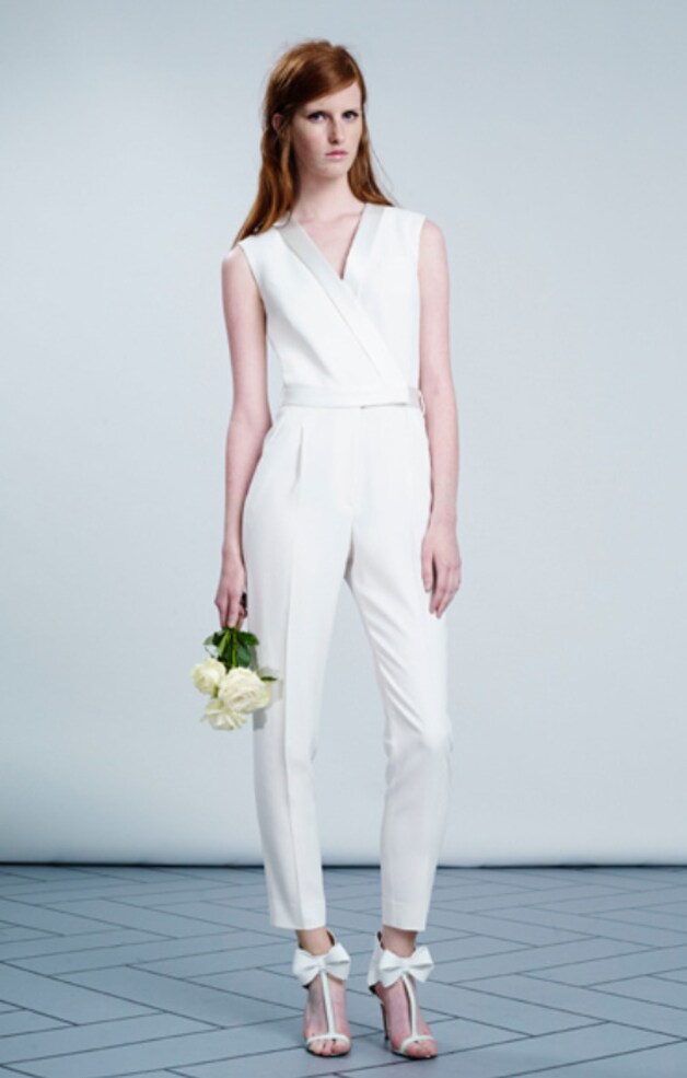 Ook het Nederlandse ontwerpersduo Viktor & Rolf willen bruidjes overtuigen in een jumpsuit naar het altaar te stappen.