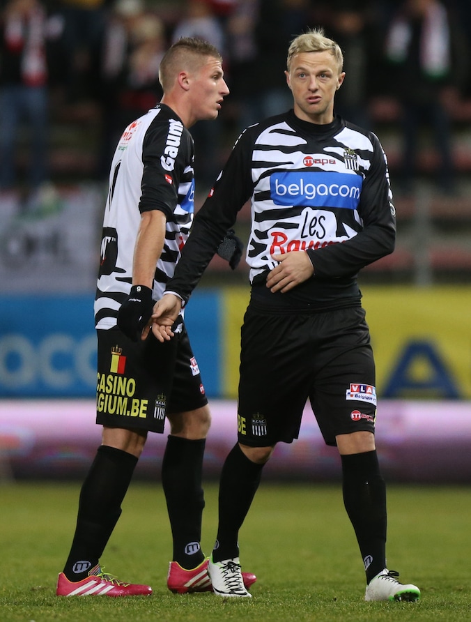 Pollet (rechts) moest gisteren de strijd tegen OHL staken met een heupblessure.
