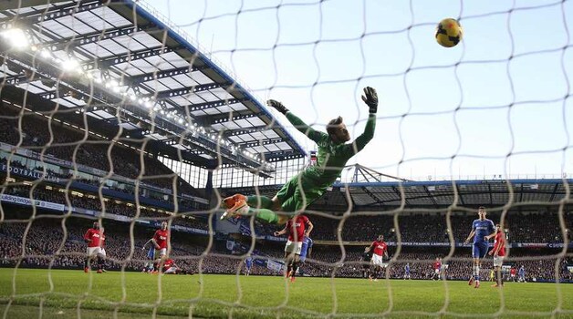 De Gea kan niet bij het afgeweken schot van Eto'o, goed voor de 1-0 van Chelsea.
