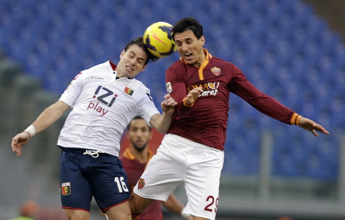 Nicolás Burdisso (r) namens AS Roma in actie tegen zijn nieuwe club Genoa.