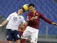 Nicolás Burdisso (r) namens AS Roma in actie tegen zijn nieuwe club Genoa.