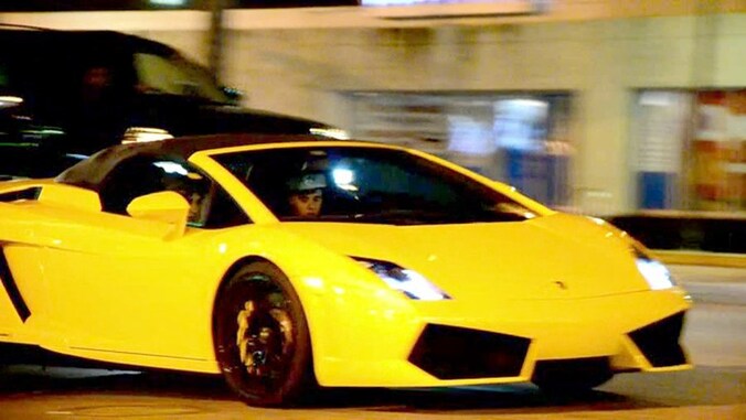 Justin Bieber met model Chantel Jeffries in de gele Lamborghini.
