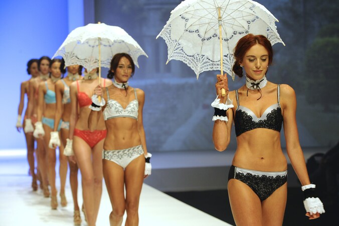 Push-ups op het Salon de la Lingerie.