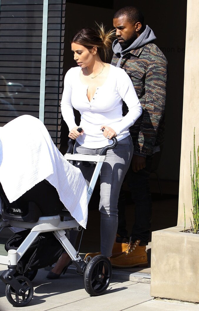 Kim en Kanye op wandel met baby North.