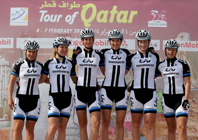 Amy Pieters (derde van links) en de overige vrouwen van team Giant-Shimano.